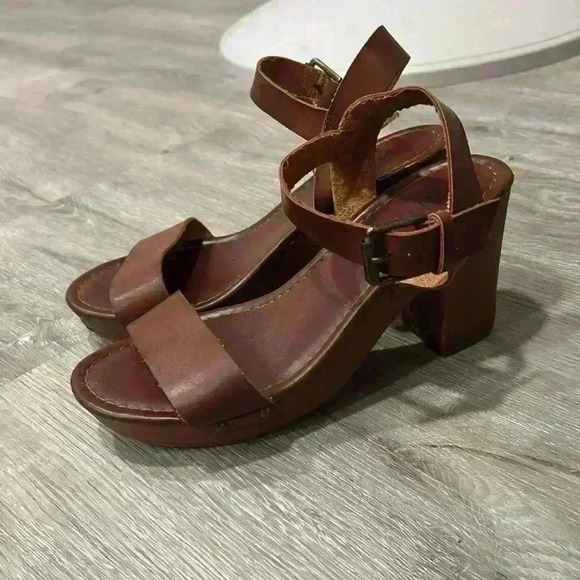 Mia Women’s Manuela Brown Block Chunky Heels - Picture 2 of 10